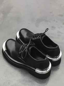 Chaussures habillées pour hommes modernes à bout rond avec détails en métal et cuir PU