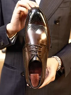 Chaussures habillées pour hommes à bout carré en cuir de vachette Brogue Chaussures de mariage formelles