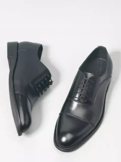 Chaussures Oxford noires à bout rapporté pour hommes en cuir véritable à lacets.