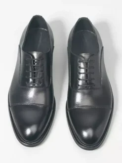 Chaussures Oxford noires à bout rapporté pour hommes en cuir véritable à lacets.