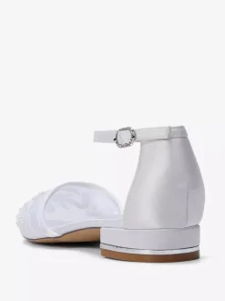 Chaussures plates à bout pointu en maille pour invitées de mariage ornées de perles.