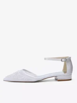 Chaussures plates à bout pointu en maille pour invitées de mariage ornées de perles.