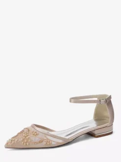 Chaussures plates à bout pointu en maille pour invitées de mariage ornées de perles.