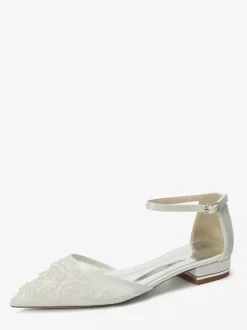Chaussures plates à bout pointu en maille pour invitées de mariage ornées de perles.