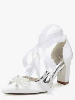 Chaussures de mariage blanches en satin à bout pointu et perles n艙ud et talon épais