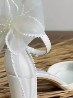 Chaussures de mariage blanches à bout pointu n艙ud perles talon épais