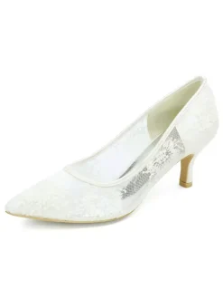 Chaussures de mariage dentelle ivoire bout pointu chaton talon glisser sur les talons de mariée