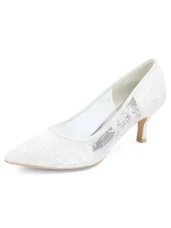 Chaussures de mariage dentelle ivoire bout pointu chaton talon glisser sur les talons de mariée