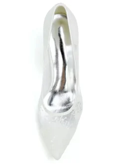 Chaussures de mariage dentelle ivoire bout pointu chaton talon glisser sur les talons de mariée