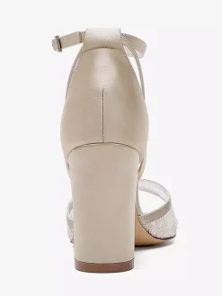 Chaussures de mariage en dentelle ivoire à bout ouvert et talon épais avec bride à la cheville