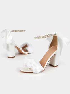 Chaussures de mariage à talons épais perles blanches détails de fleurs bout ouvert bride à la cheville chaussures de mariée