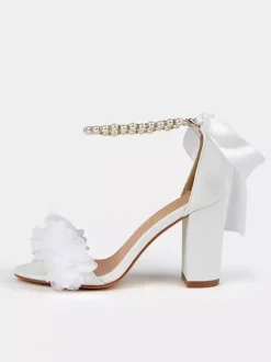 Chaussures de mariage à talons épais perles blanches détails de fleurs bout ouvert bride à la cheville chaussures de mariée