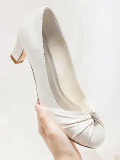 Chaussures de mariage vintage en satin à bout rond et strass chaussures de mariée à talon moyen