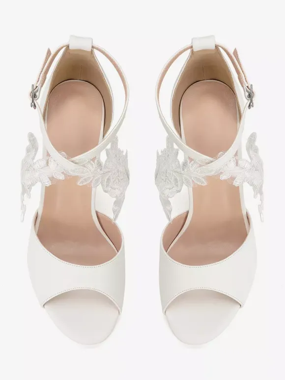 Chaussures de mariée blanches à bout ouvert et talons épais