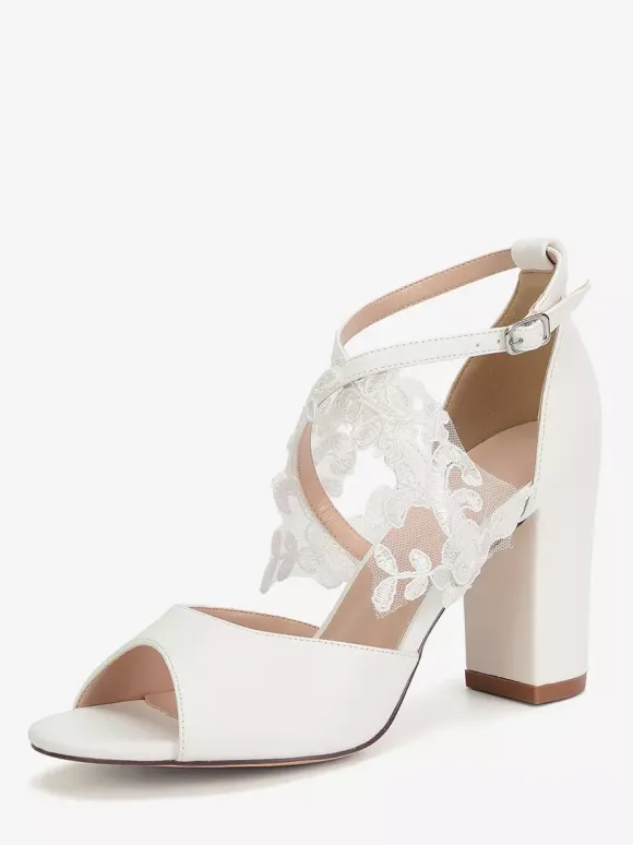 Chaussures de mariée blanches à bout ouvert et talons épais