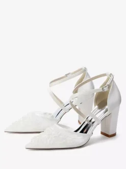 Chaussures de mariée en dentelle pour femmes bout pointu brides croisées talons carrés.