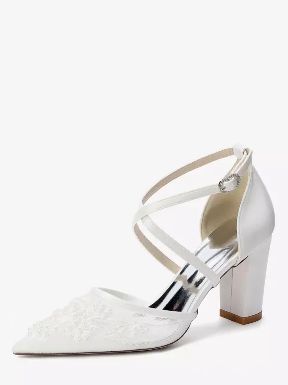 Chaussures de mariée en dentelle pour femmes bout pointu brides croisées talons carrés.