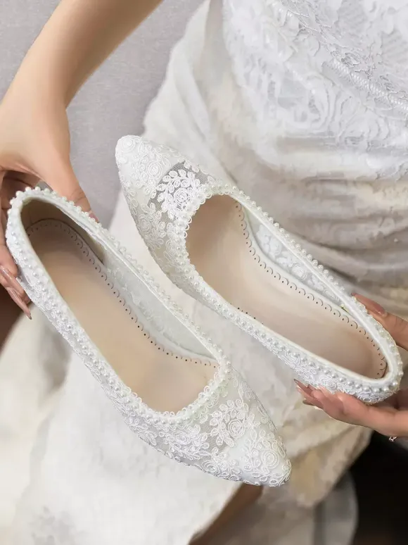 Chaussures de mariée en dentelle à talon compensé et bout pointu à enfiler