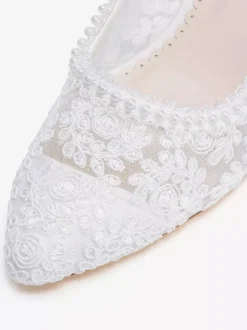 Chaussures de mariée en dentelle à talon compensé et bout pointu à enfiler