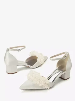 Chaussures de mariée en satin à bout pointu et talons compensés ornés de perles