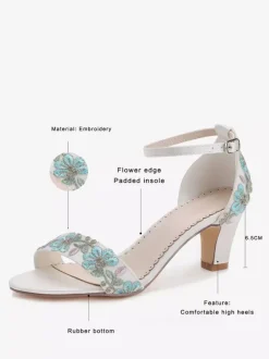 Chaussures de mariée ivoire à bout ouvert et talon compensé brodées de fleurs