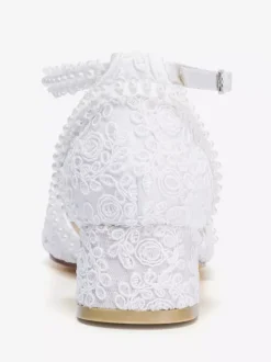 Chaussures de mariée ivoire à bout pointu talon compensé et bride cheville ornées de dentelle.