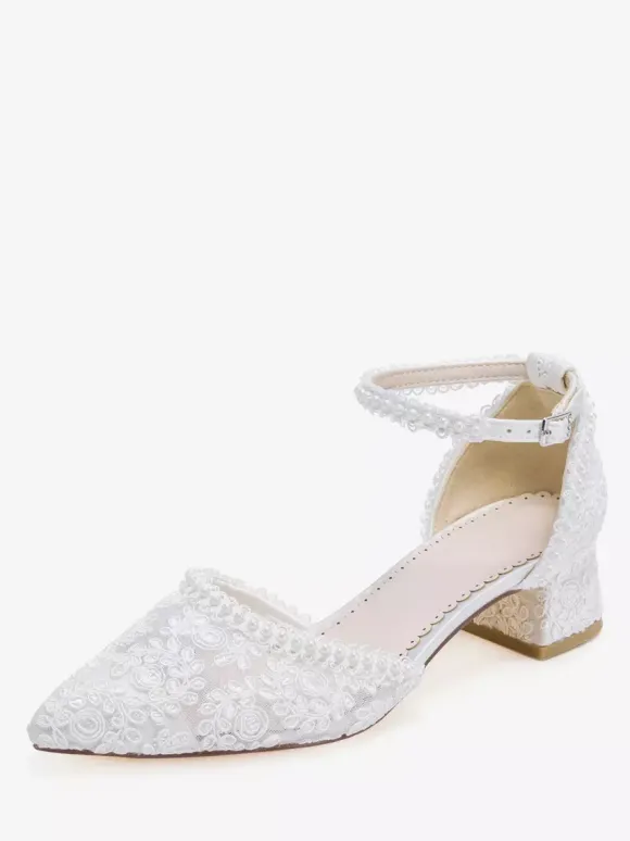 Chaussures de mariée ivoire à bout pointu talon compensé et bride cheville ornées de dentelle.