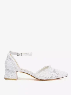 Chaussures de mariée ivoire à bout pointu talon compensé et bride cheville ornées de dentelle.