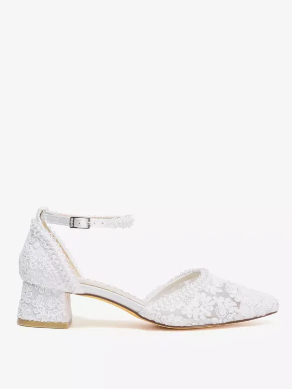 Chaussures de mariée ivoire à bout pointu talon compensé et bride cheville ornées de dentelle.
