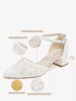 Chaussures de mariée ivoire à bout pointu talon compensé et bride cheville ornées de dentelle.