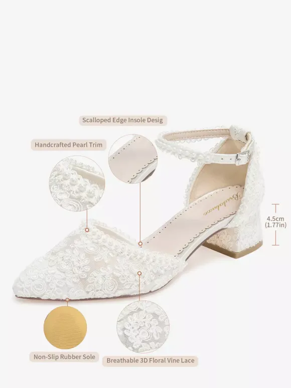 Chaussures de mariée ivoire à bout pointu talon compensé et bride cheville ornées de dentelle.