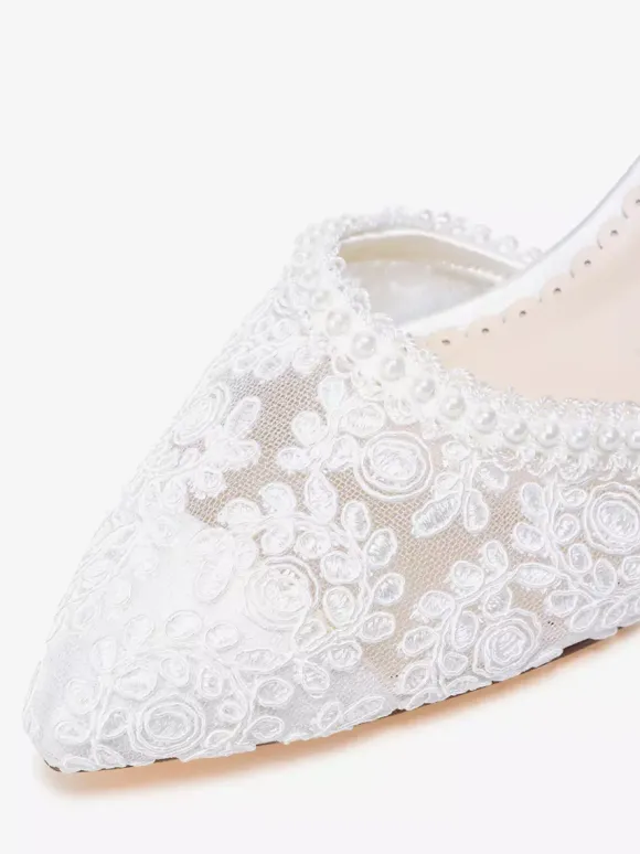 Chaussures de mariée ivoire à bout pointu talon compensé et bride cheville ornées de dentelle.