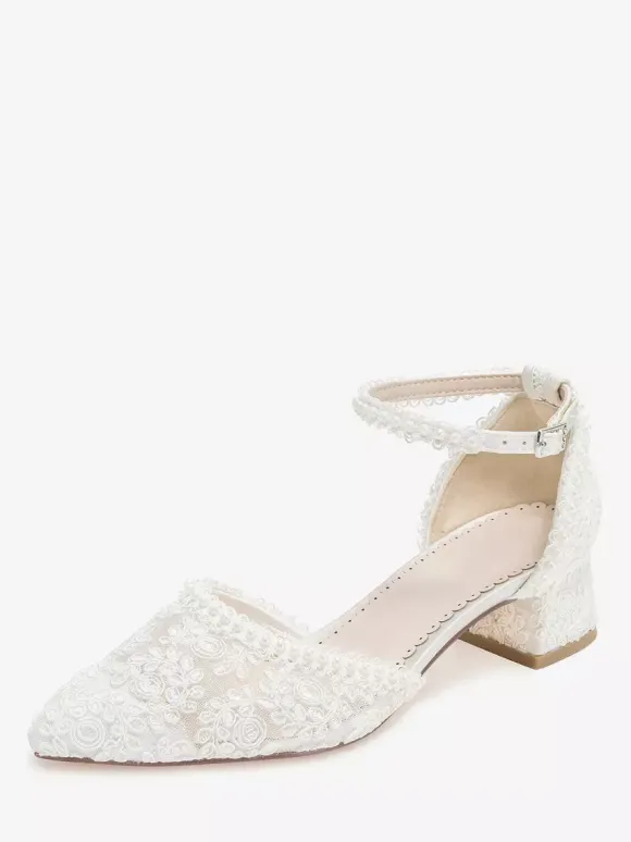 Chaussures de mariée ivoire à bout pointu talon compensé et bride cheville ornées de dentelle.