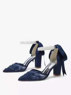 Chaussures de mariée ivoire en résille à bout pointu et perles ornées d'une bride à la cheville.