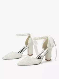 Chaussures de mariée ivoire en résille à bout pointu et perles ornées d'une bride à la cheville.