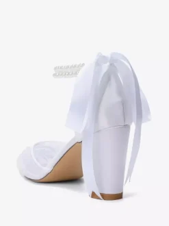 Chaussures de mariée ivoire en résille à bout pointu et perles ornées d'une bride à la cheville.