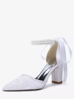 Chaussures de mariée ivoire en résille à bout pointu et perles ornées d'une bride à la cheville.