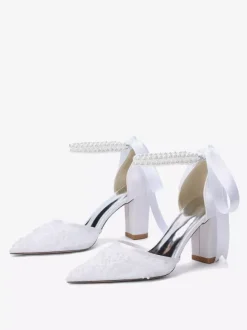 Chaussures de mariée ivoire en résille à bout pointu et perles ornées d'une bride à la cheville.