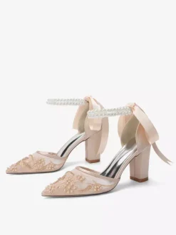 Chaussures de mariée ivoire en résille à bout pointu et perles ornées d'une bride à la cheville.