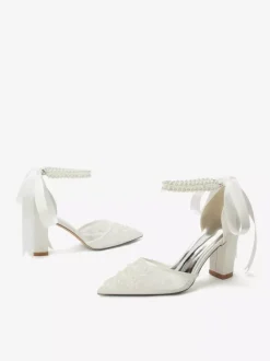Chaussures de mariée ivoire en résille à bout pointu et perles ornées d'une bride à la cheville.