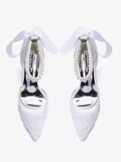 Chaussures de mariée ivoire en résille à bout pointu et perles ornées d'une bride à la cheville.