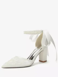 Chaussures de mariée ivoire en résille à bout pointu et perles ornées d'une bride à la cheville.