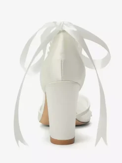 Chaussures de mariée ivoire en résille à bout pointu et perles ornées d'une bride à la cheville.