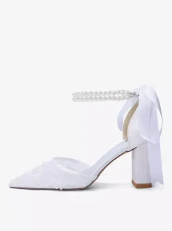 Chaussures de mariée ivoire en résille à bout pointu et perles ornées d'une bride à la cheville.