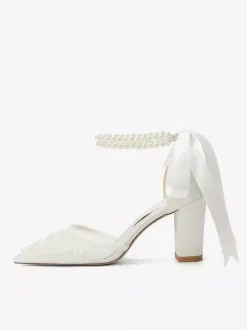 Chaussures de mariée ivoire en résille à bout pointu et perles ornées d'une bride à la cheville.