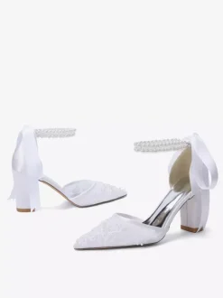 Chaussures de mariée ivoire en résille à bout pointu et perles ornées d'une bride à la cheville.