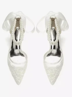 Chaussures de mariée ivoire en résille à bout pointu et perles ornées d'une bride à la cheville.
