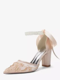 Chaussures de mariée ivoire en résille à bout pointu et perles ornées d'une bride à la cheville.