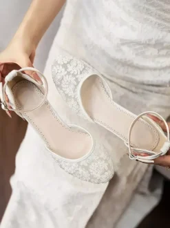 Chaussures de mariée à petits talons ornées de dentelle bout rond et bride cheville