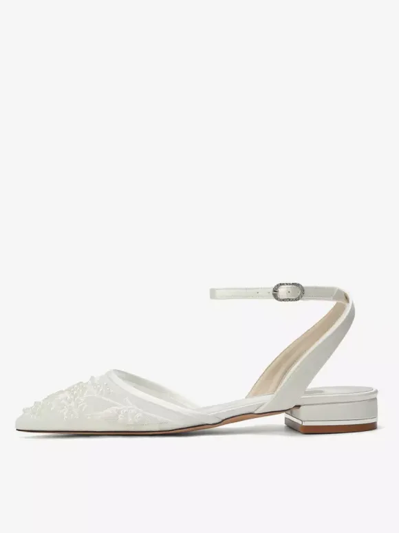 Chaussures de mariée plates blanches en satin à bout pointu et application.